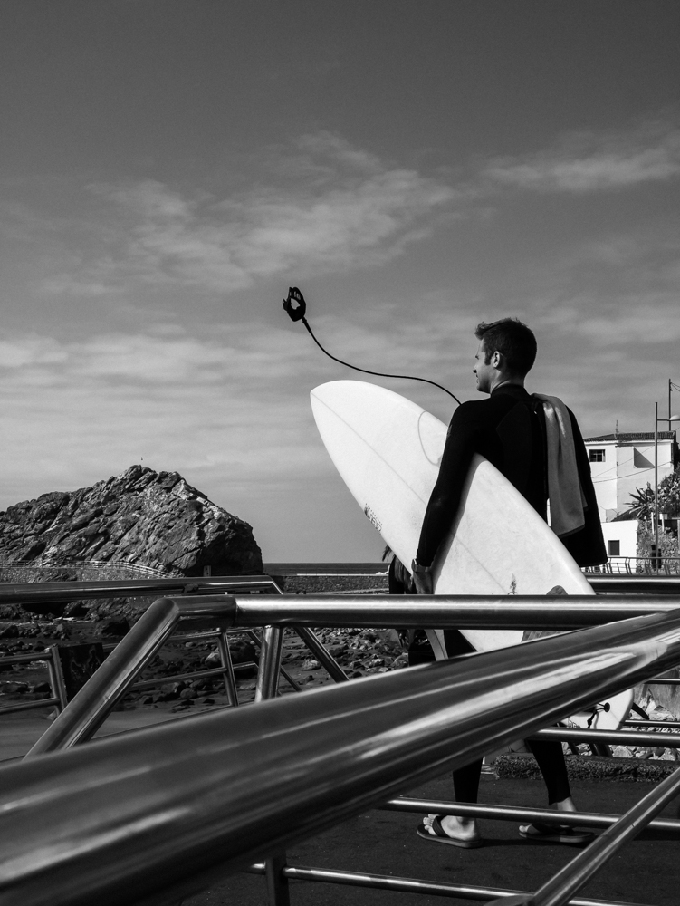 Surfeur se rendant à la plage dans le nord de Ténérife