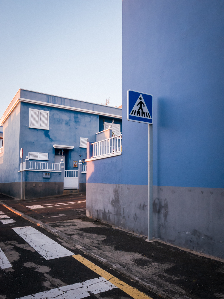 Quartier aux maison bleus dans un village des iles Canaries, lors du coucher de soleil