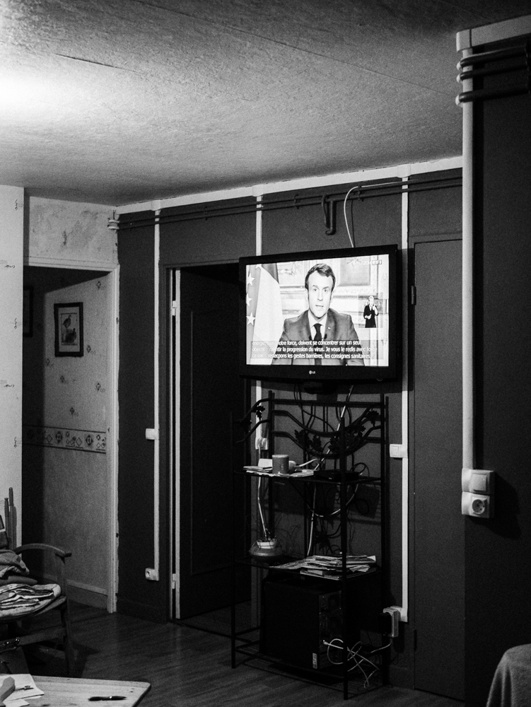 Photo prise dans un salon durant l'annonce du confinement par d'Emmanuel Macron