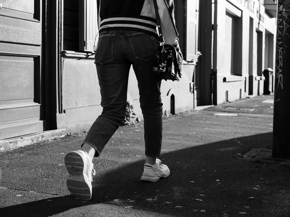 Photo des chaussures d'une femme marchant dans la rue