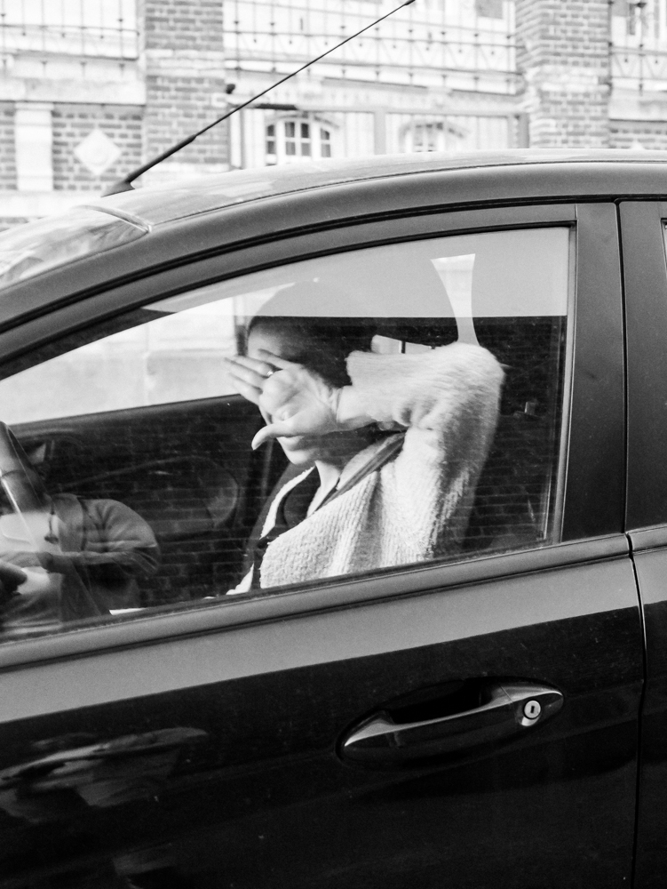 Une femme cachant son visage, refusant d'être photographiée