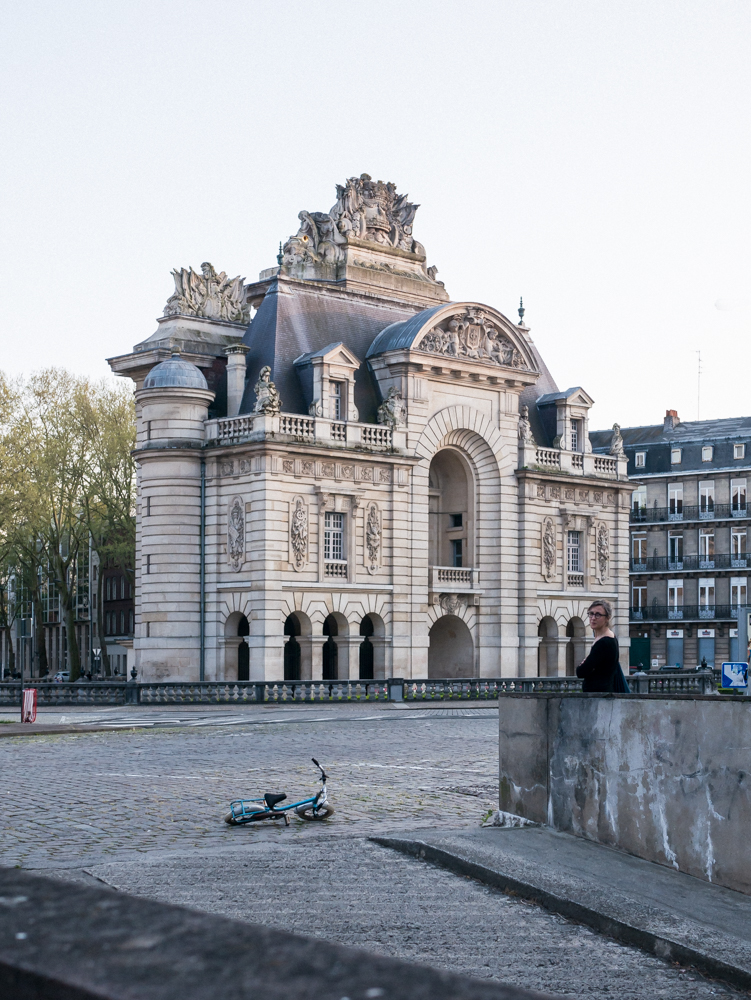 Porte de Paris à Lille, une femme surveille son enfant qui joue