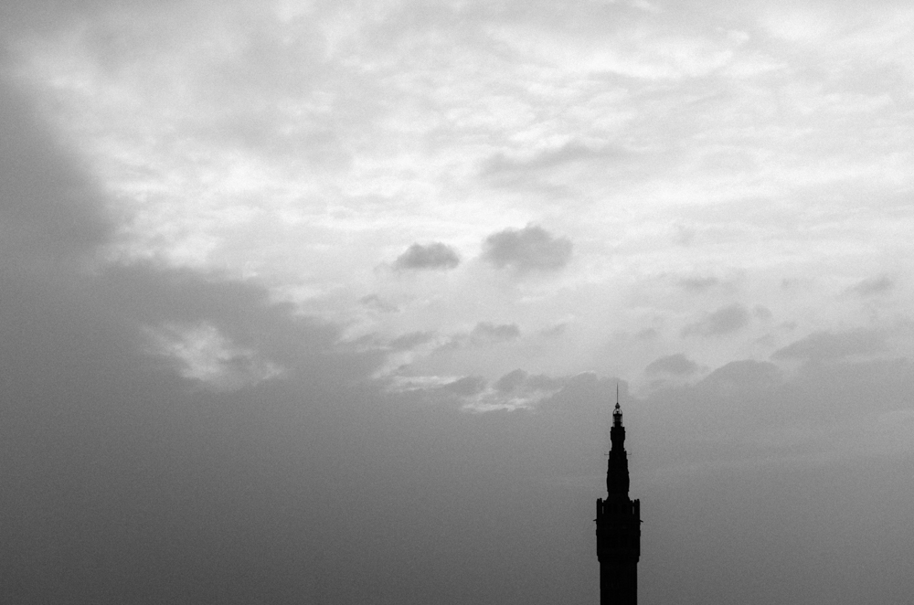 Photo noir et blanc du beffroi de Lille sous les nuages durant le confinement