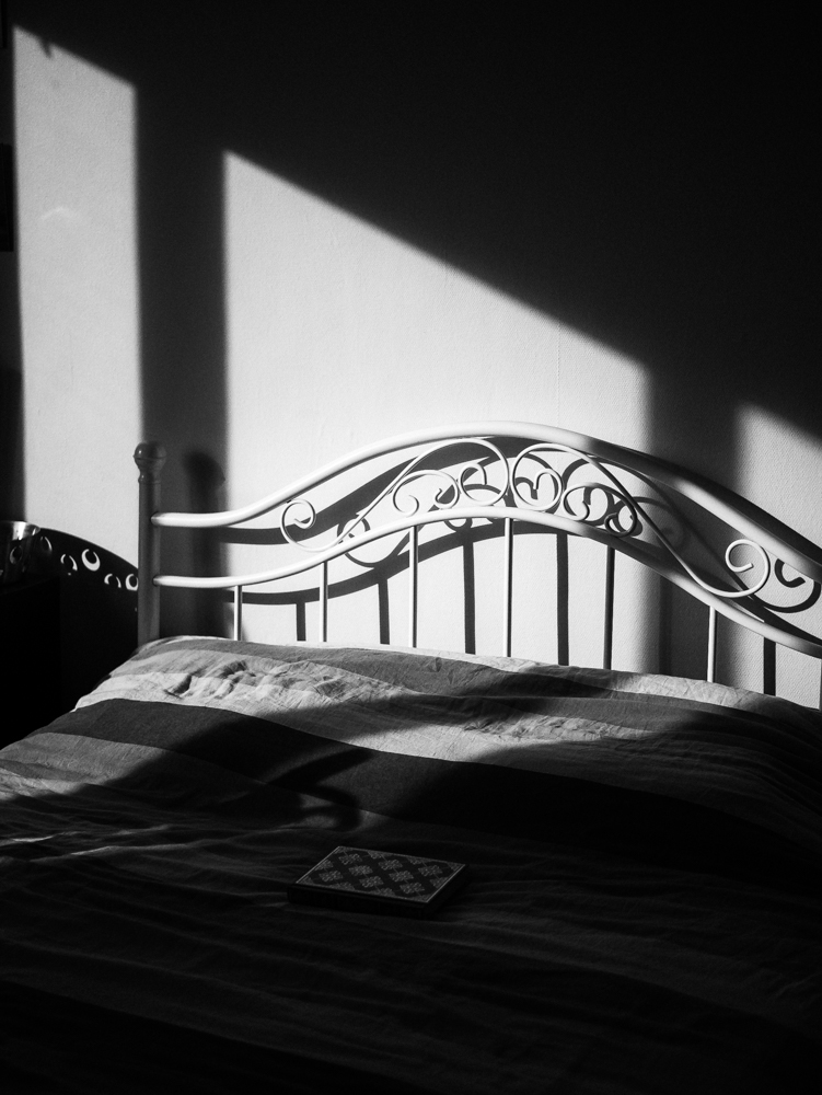Jeu d'ombres et de lumières se reflettant sur le mur et le lit