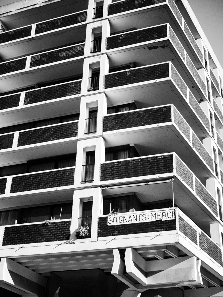 Banderole avec le message "Soignants: Merci" accroché sur un balcon des tours Kennedy