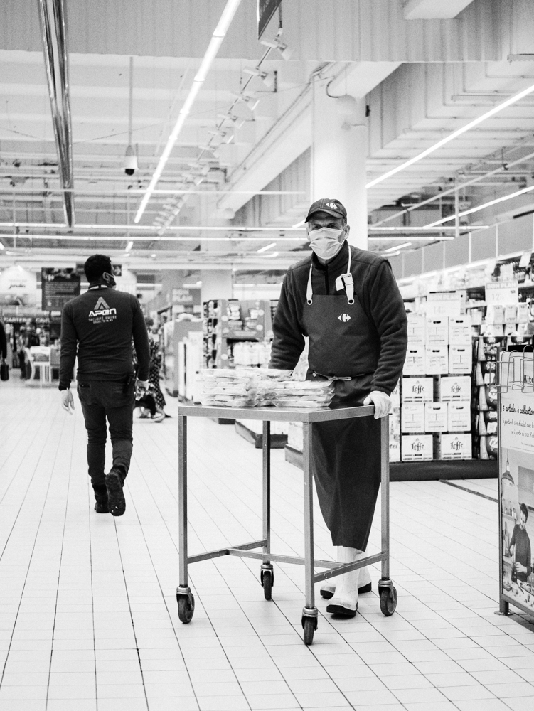 Employé de Carrefour évoluant masqué dans le supermarché