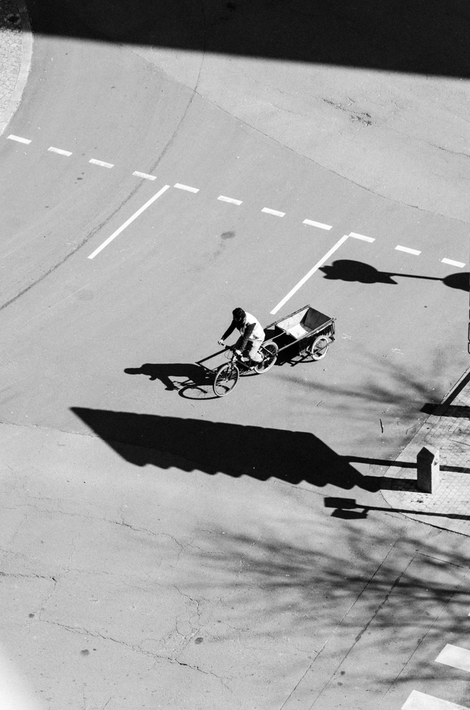 Photo d'un cycliste dans les rues de deserte Lille