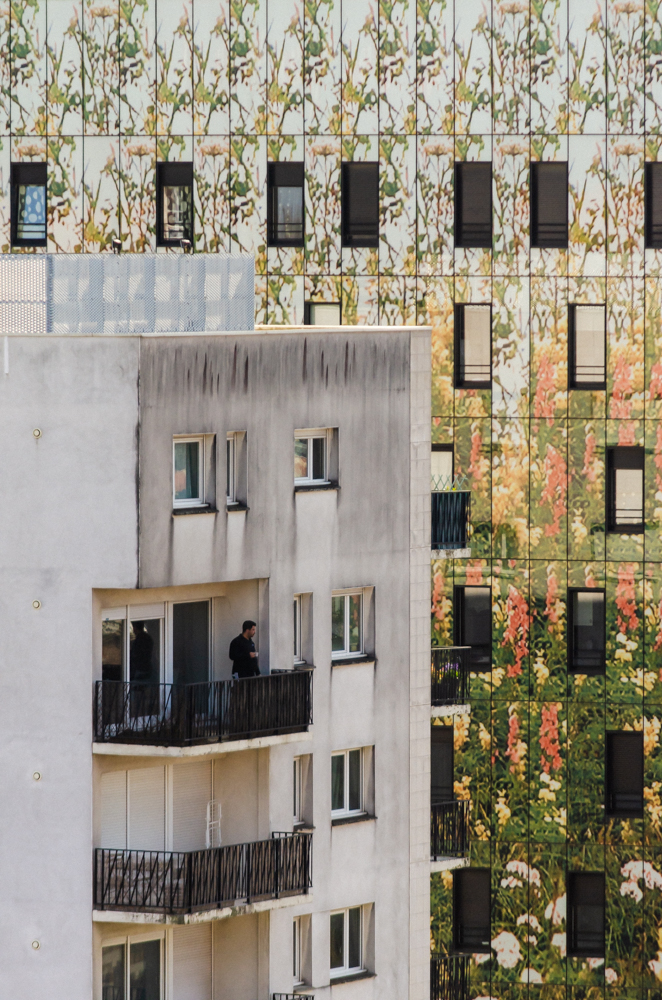 Photo d'un sur son balcon, buvant un café