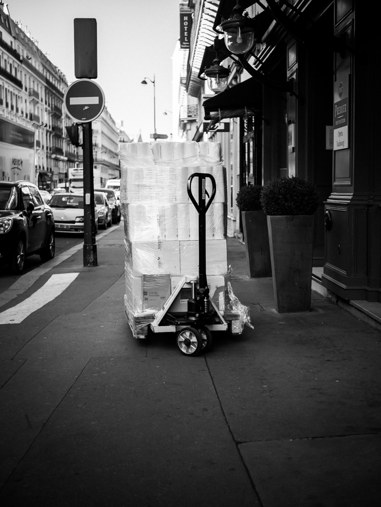 Palette seule sur le trottoir à Paris