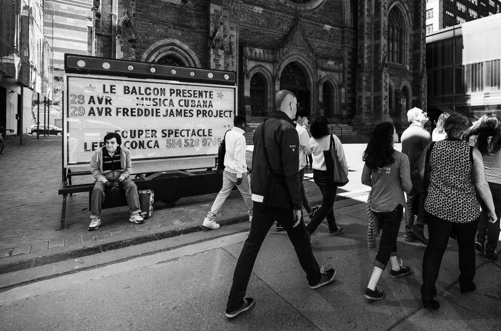 Homme attendant seul dans la foule à Montréal