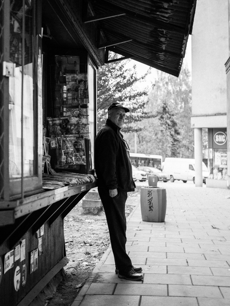 Marchant de journaux polonais attendant les clients