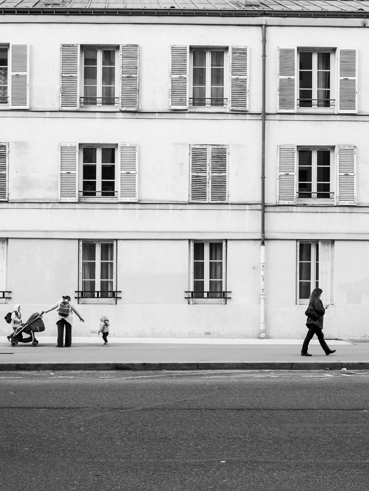 Femme à Paris raccompagnant ses enfants