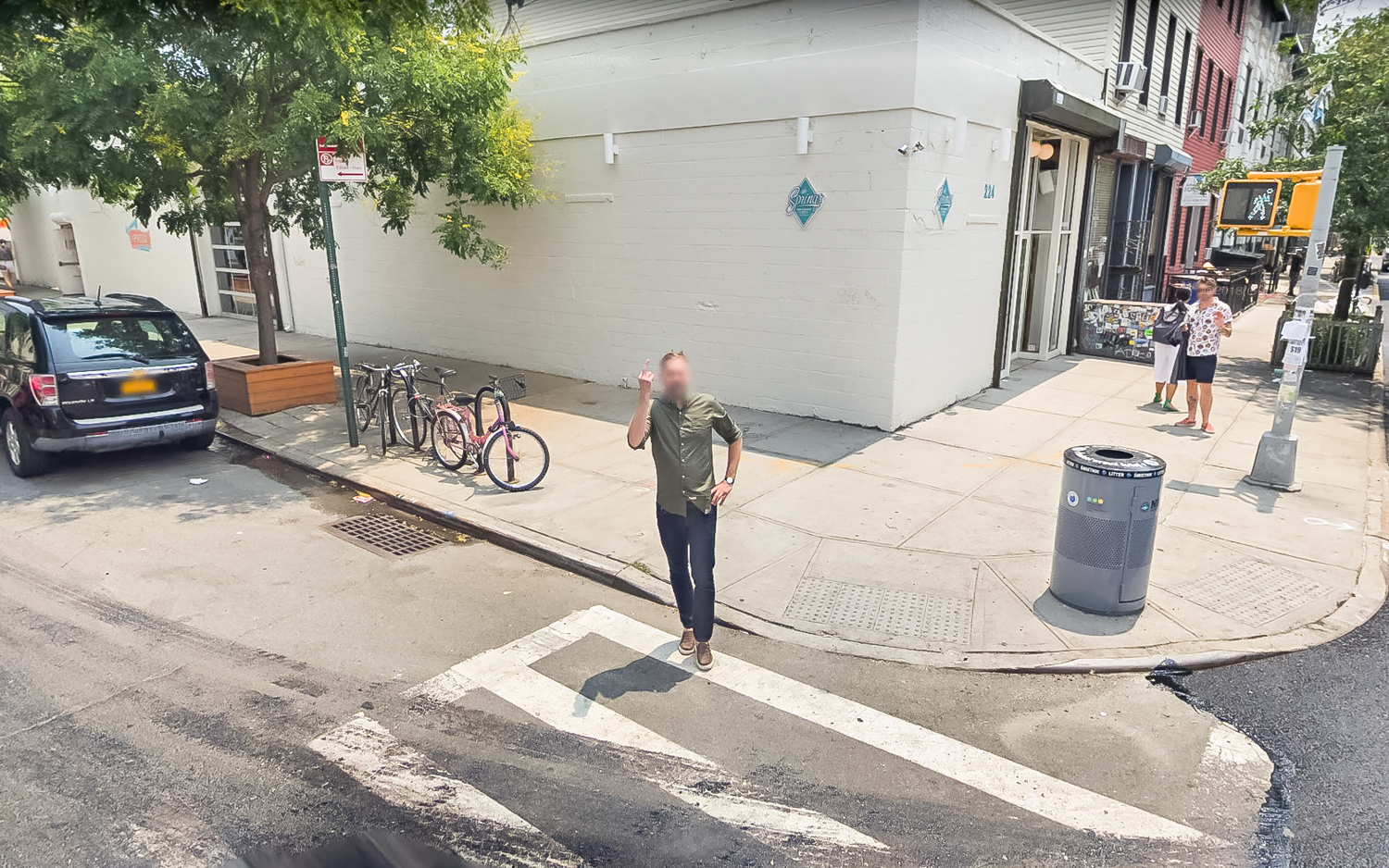 Homme faisant un doigt d'honneur à la voiture google